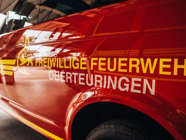 Blick auf ein Feuerwehrauto der Freiwilligen Feuerwehr mit der Aufschrift "Freiwillige Feuerwehr Oberteuringen"